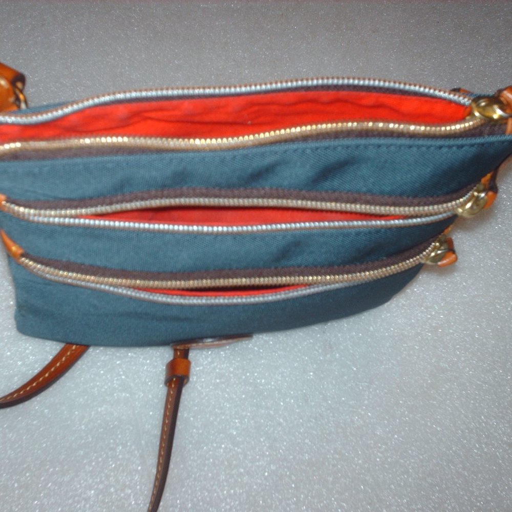 Very nice Dooney & Bourke purse crossbody - Picture 8 of 12